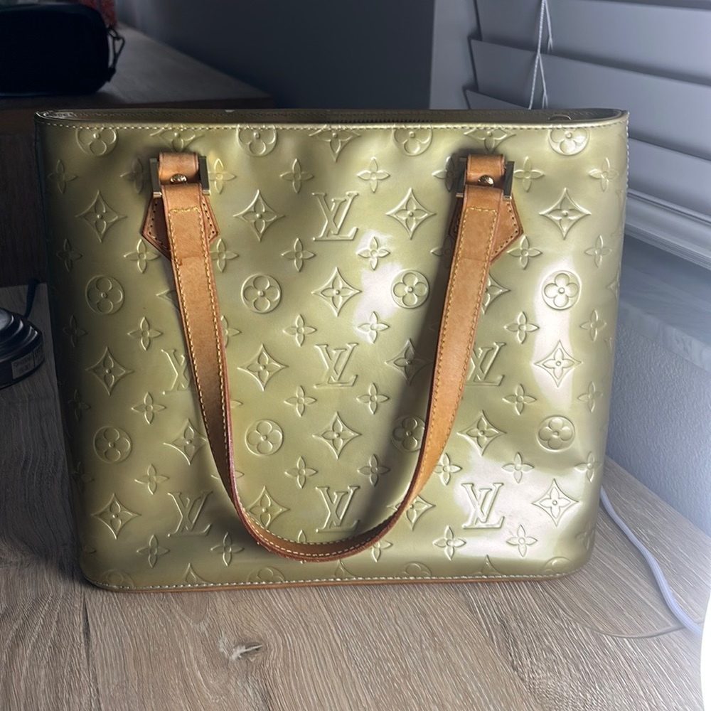 Authentic Louis Vuitton Bag. Almost perfect condition.
